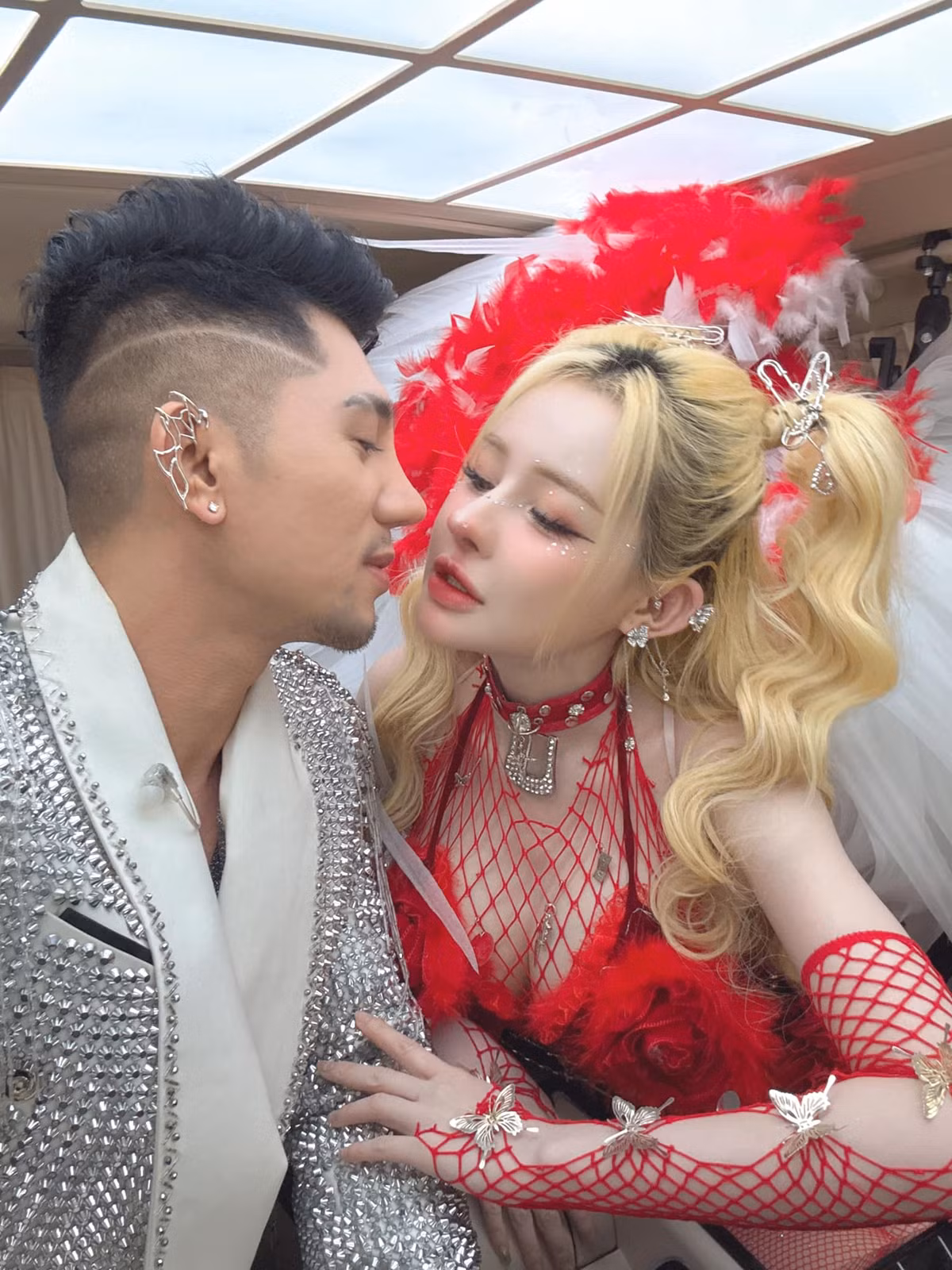 Ngân 98 và Lương Bằng Quang là cặp đôi gây khá nhiều sự chú ý trên mạng xã hội. Lương Bằng Quang thường xuyên đồng hành cùng bạn gái trong từng show diễn.