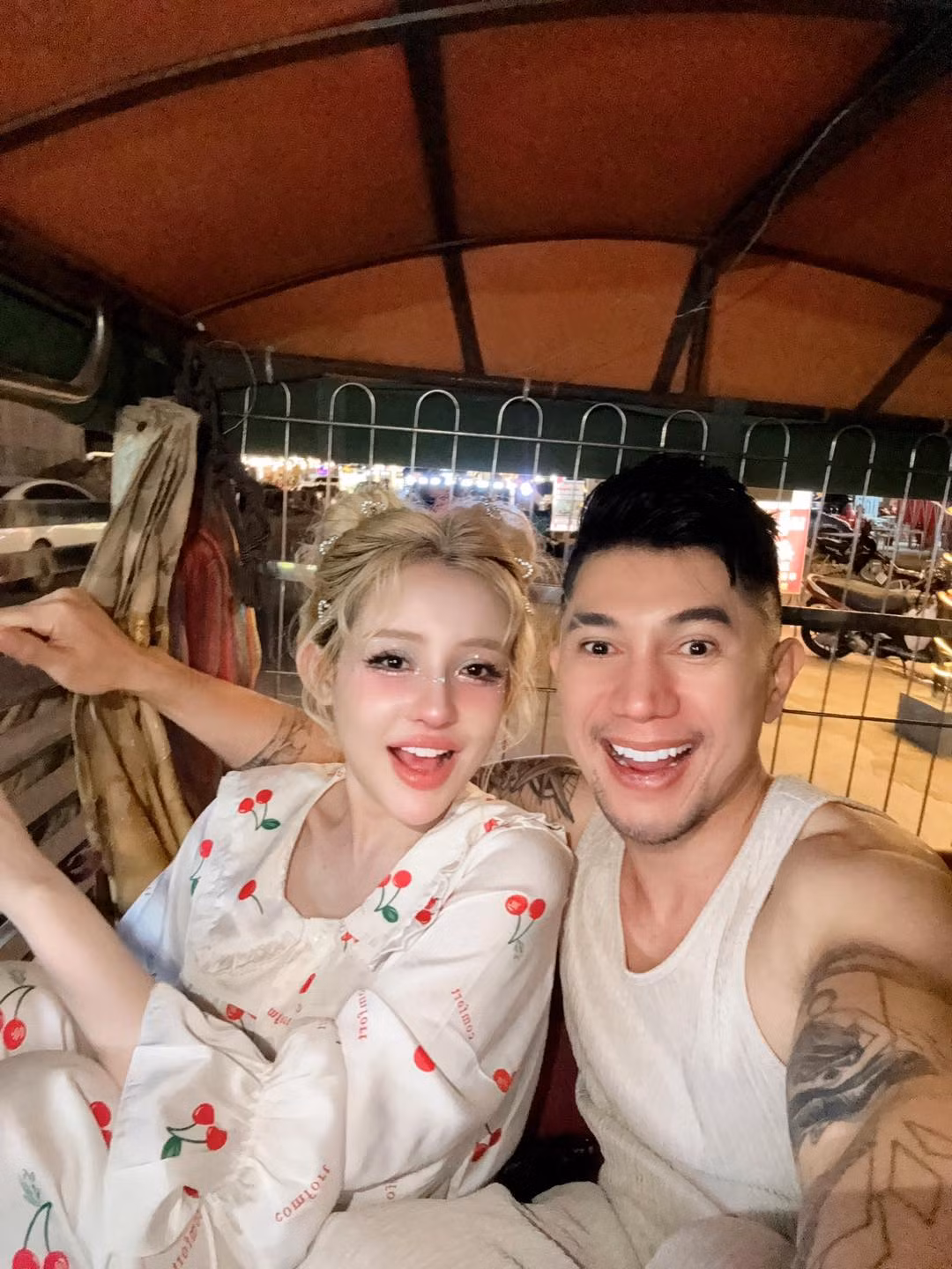 Cặp đôi cũng không ngần ngại thể hiện tình cảm trên mạng xã hội với những bức ảnh tình tứ.