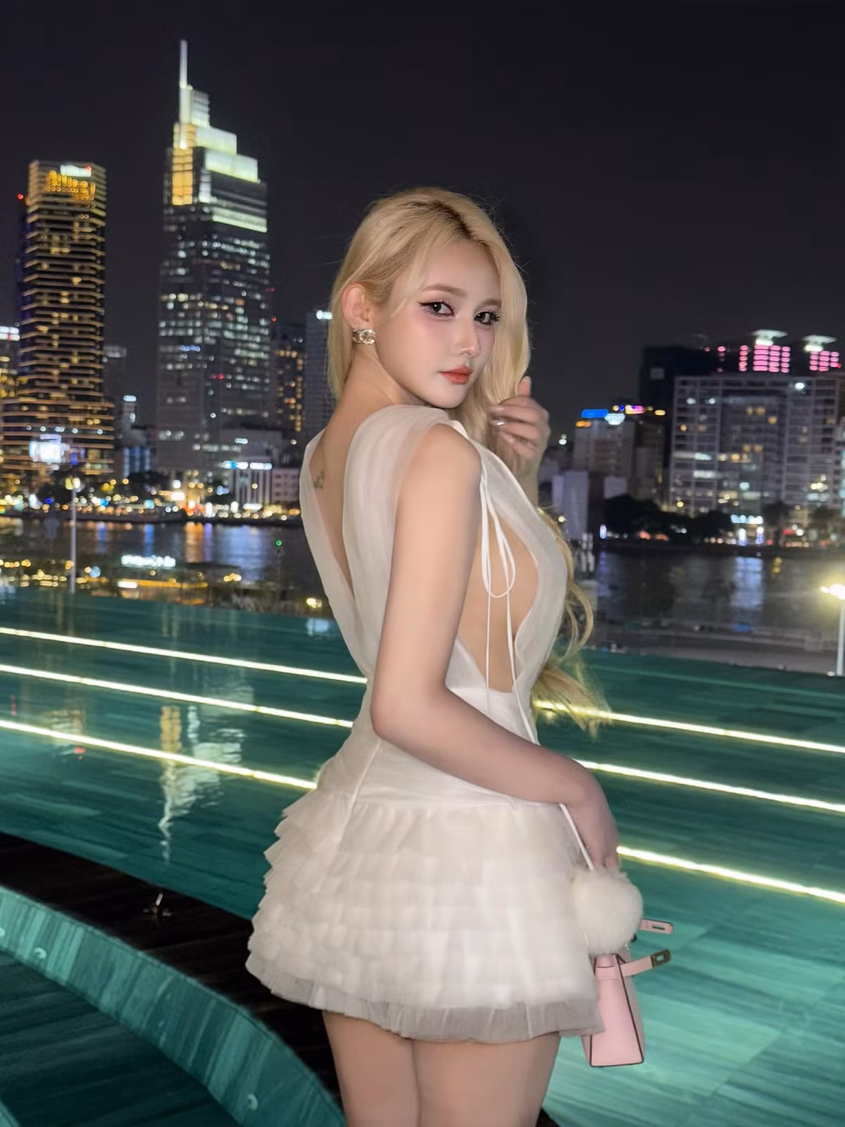 Tuy nhiên thời gian gần đây cô nàng không tham gia nhiều vào hoạt động âm nhạc mà chủ yếu tập trung vào công việc kinh doanh về thời trang.