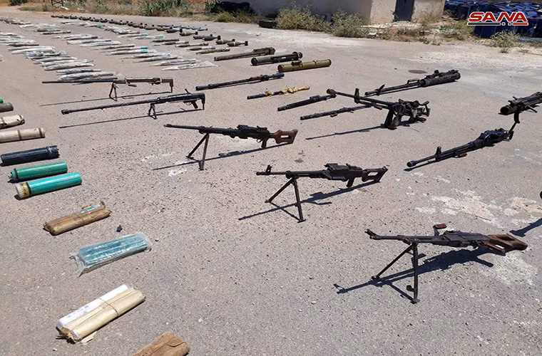 Quân đội Syria "trưng bày" lô vũ khí vừa tịch thu được ở Homs. Ảnh: SANA.