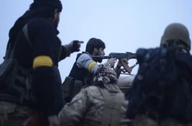 Trên chiến trường Aleppo, giao tranh đã xảy ra giữa các tay súng phiến quân do Quân đội Thổ Nhĩ Kỳ hậu thuẫn và các thành viên Lực lượng Dân chủ Syria (SDF) do Mỹ hậu thuẫn ở phía bắc thành phố Manbij hôm 31/5. Ảnh: FNA.