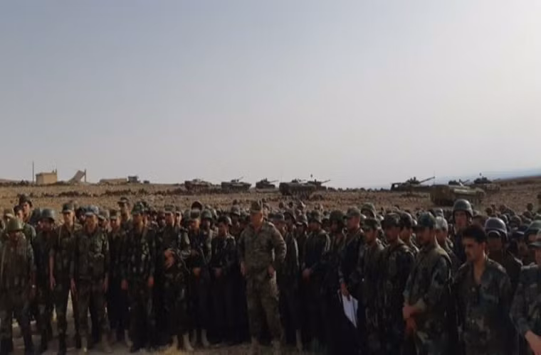 “Quân đội Syria và lực lượng đồng minh đã giành thắng lợi lớn trước nhóm khủng bố IS, giải phóng các khu Al-Ashrafiyah, Al-Mushayrifah, Rahbat Mushayrifah và Awra trong vùng Badiya al-Sham”, nguồn tin cho hay. Ảnh: SF.