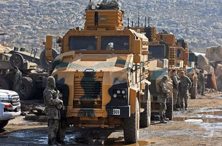 Ở miền bắc Syria, một đoàn xe quân sự mới của Thổ Nhĩ Kỳ, trong đó có hàng chục xe bọc thép, đã tiến vào thị trấn al-Artab (Aleppo) từ tuyến đường Kafr Lousin ở Bắc Ildib. Ảnh: FNA.