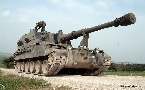 Được biết, pháo tự hành AS90 đã phục vụ trong Trung đoàn 26 của Pháo binh Hoàng gia Anh trong suốt 29 năm, từng được triển khai tới Iraq, Bosnia, Afghanistan và gần đây hơn là Estonia. Ảnh: Military-Today.