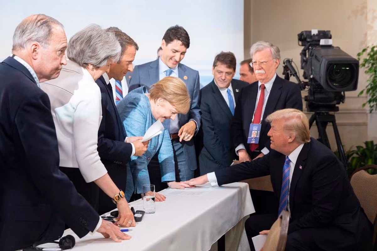Bức ảnh cho thấy ông Trump cùng Thủ tướng Đức Angela Merkel và các lãnh đạo khác đang tươi cười với nhau. Ảnh: Twitter.