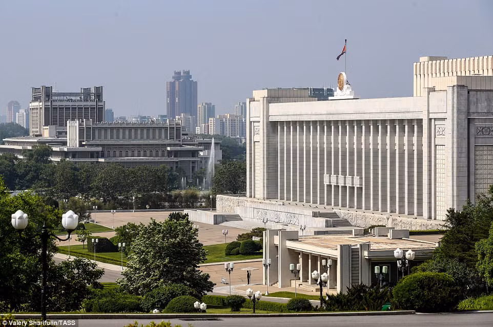 Phóng viên Valery đã được phép tiếp cận tòa nhà này khi Ngoại trưởng Nga Sergei Lavrov tới thăm tư dinh của nhà lãnh đạo Triều Tiên Kim Jong Un, trước thềm thượng đỉnh Mỹ-Triều sắp diễn ra tại Singapore ngày 12/6. Ảnh: TASS.
