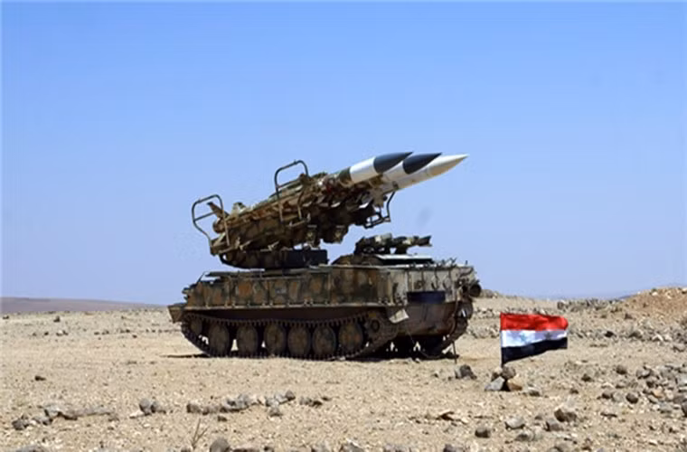 Ở một diễn biến khác, phòng không Syria tuyên bố đã bắn hạ một máy bay không người lái của Israel tại phần lãnh thổ Cao nguyên Golan thuộc quyền kiểm soát của Syria. Tuy nhiên, truyền thông Israel khẳng định UAV của nước này rơi tại Hadhar do gặp vấn đề kỹ thuật. Ảnh: FNA.