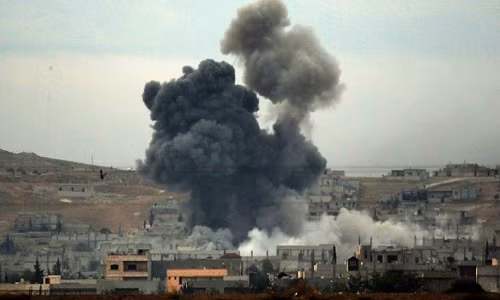 Khói đen bốc lên sau một vụ không kích của Mỹ ở Syria. Ảnh: AMN.