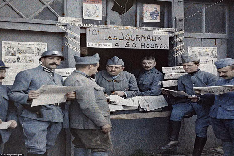 Các binh sĩ Pháp mua báo tại một ki-ốt ở Rexpoede, miền bắc nước Pháp, hồi tháng 9/1917 trong thời kỳ diễn ra cuộc Chiến tranh Thế giới thứ nhất (1914-1917).