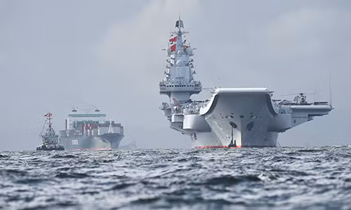 Tàu sân bay Liêu Ninh (phải) của Trung Quốc. Ảnh: Sputnik.
