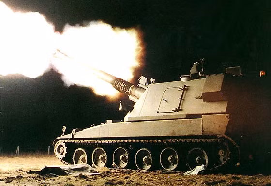 Trang Military Today cho biết, vũ khí chính của AS90 là pháo 155 mm/L39 với hệ thống nạp đạn tự động. AS90 có tốc độ bắn 3 viên/10 giây, phạm vi hoạt động 420 km. Ảnh: AT.