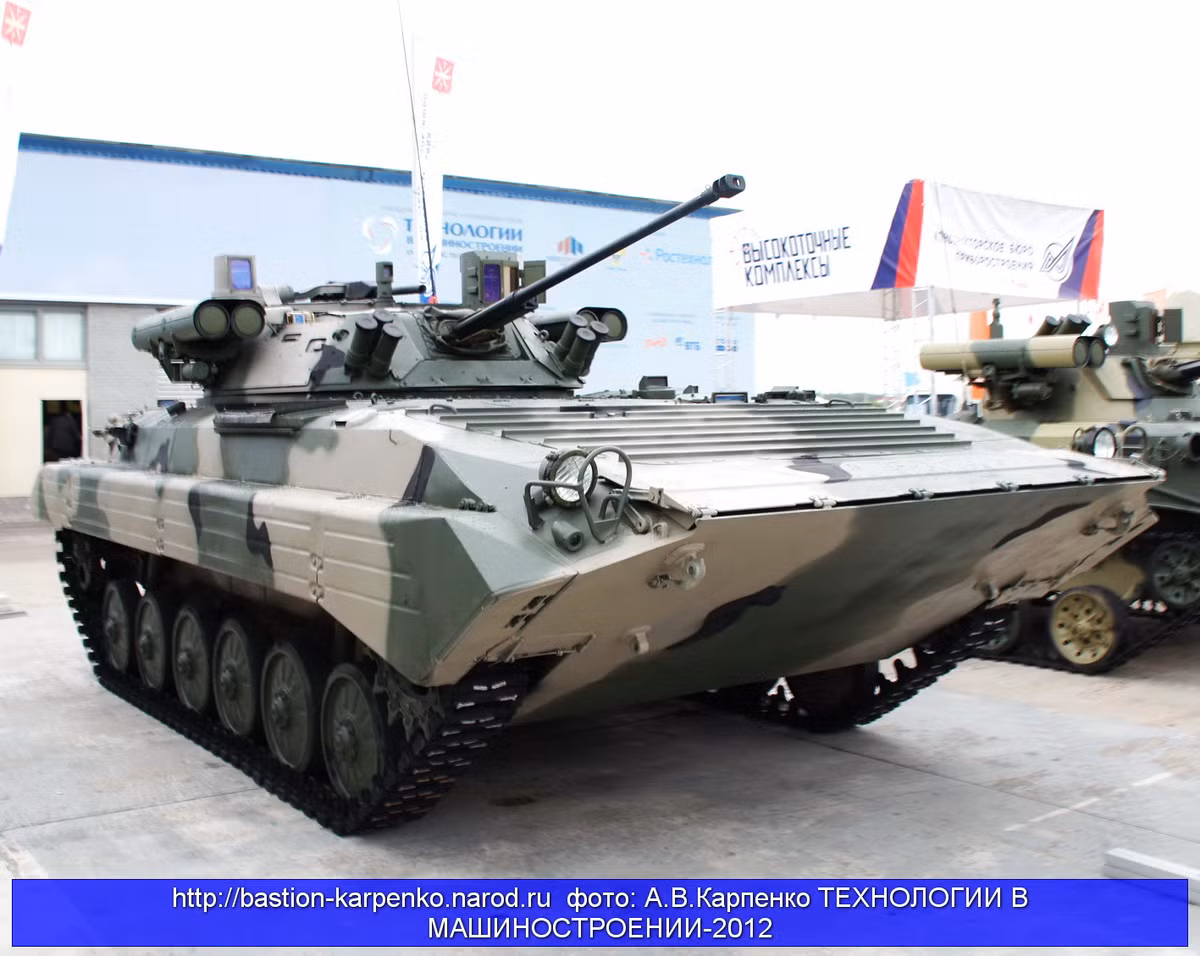 Điểm nổi bật nhất của gói nâng cấp BMP-2M là việc nó được trang bị bốn tên lửa chống tăng dẫn hướng 9M133 Kornet đi kèm tháp pháo Berezhok. Trên tháp pháo Berezhok được tích hợp bổ sung nhiều khí tài trinh sát và dẫn đường cho tên lửa chống tăng. Ảnh: bastion-karpenko.