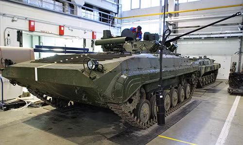 Trang Defence Blog dẫn thông tin từ Bộ Quốc phòng Nga cho biết, lữ đoàn bộ binh cơ giới của Quân khu Trung tâm ở vùng Kemerovo (Nga) là đơn vị đầu tiên trong khu vực này vừa được trang bị 8 xe chiến đấu BMP-2M mới nâng cấp với tổ hợp tháp pháo Berezhok. Ảnh: TASS.