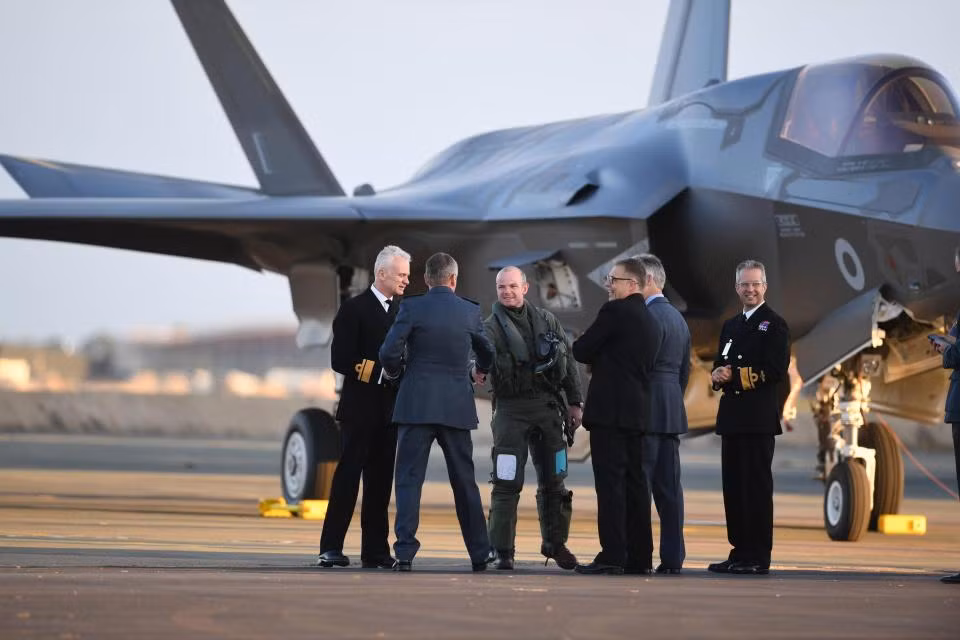 Trung úy không quân hoàng gia John Butcher được chào đón sau khi điều khiển chiếc tiêm kích F-35B tới căn cứ RAF Marham ở Norfolk.