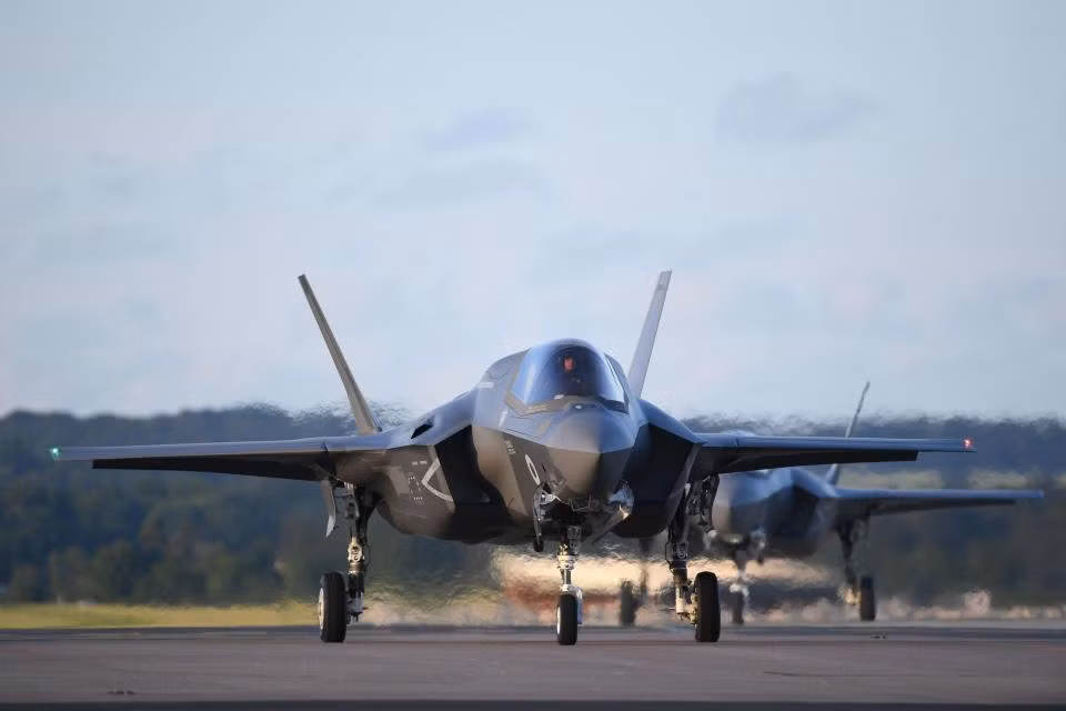 Theo The Sun, bốn chiếc tiêm kích F-35B Lightning II do Tập đoàn Lockheed Martin chế tạo Không quân Hoàng gia Anh đã trải qua chặng hành trình dài gần 5.000 km trong 8 tiếng đồng hồ từ South Carolina (Mỹ) tới căn cứ đồn trú RAF Marham của Không quân Hoàng gia Anh ở Norfolk. (Nguồn: The Sun)