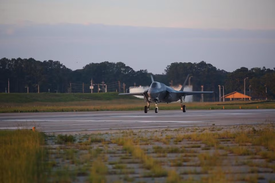 F-35 Lightning II được phát triển từ chương trình chiến đấu cơ tương lai X-35 theo dự án máy bay tiêm kích tấn công kết hợp (JSF). Đây là loại máy bay tiêm kích một chỗ ngồi, có khả năng tàng hình, đa năng, có thể thực hiện các nhiệm vụ như yểm trợ trên không, ném bom chiến thuật và chiến đấu không đối không.