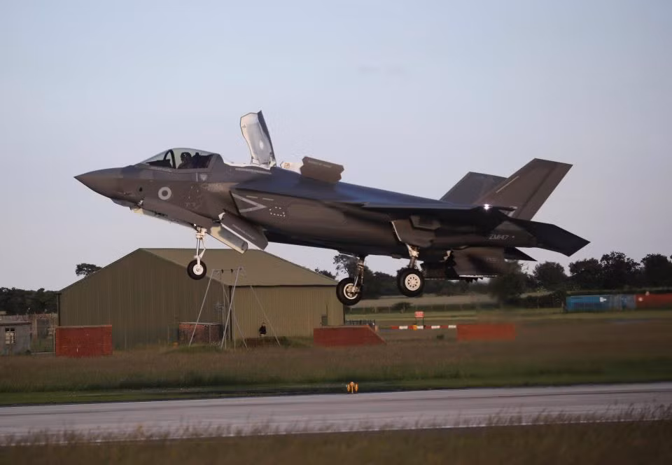 Khoảnh khắc một chiếc tiêm kích đa năng F-35 hạ cánh xuống căn cứ RAF Marham.