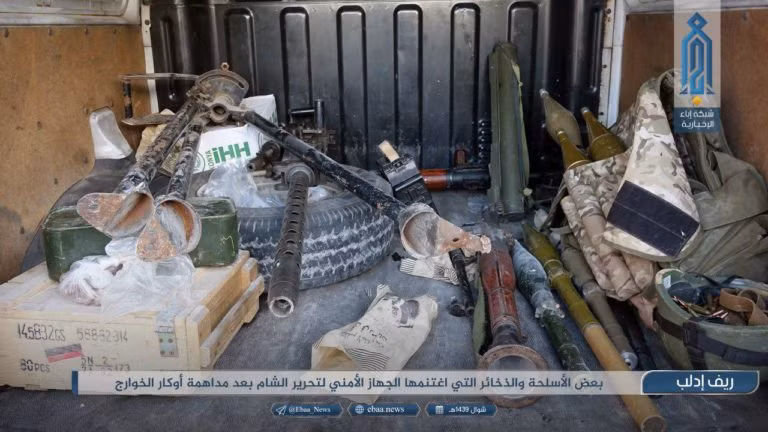Việc khủng bố HTS và phiến quân IS đánh lẫn nhau đối với Quân đội chính phủ Syria có thể xem là một điều tốt, khi Damascus không cần tốn quá nhiều công sức để loại bỏ những cái gai tại Idlib, trước khi thực hiện một chiến dịch quân sự giải phóng miền Bắc Syria. xMột số vũ khí của IS bị tịch thu trong chiến dịch của phiến quân HTS. Ảnh: SF.