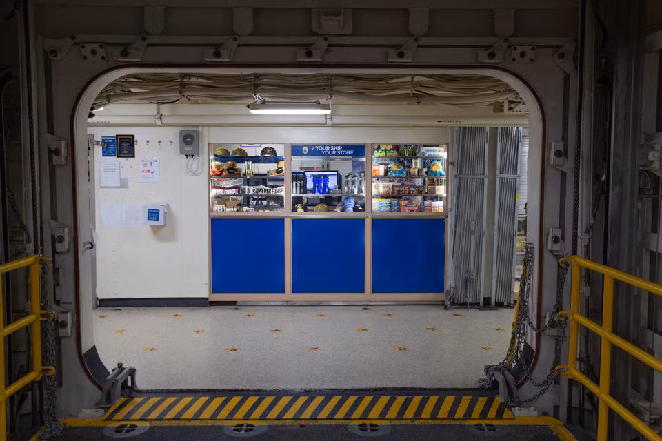 Thậm chí, tàu USS Arlington còn có cả một cửa hàng tạp hóa phục vụ thủy thủ đoàn gần 400 người.