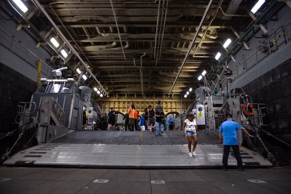 USS Arlington có thể chở hai tàu đổ bộ đệm khí LCAC hoặc một tàu đổ bộ LCU.