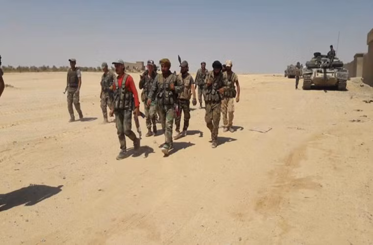 “Lực lượng chính phủ Damascus đã giải phóng khu vực có diện tích hơn 2.000 km2 trong khu Badiya al-Sham, nằm ở phía tây thành phố al-Mayadeen. Với thắng lợi này, Quân đội Syria có thể tái chiếm hoàn toàn thành phố Al-Mayadeen và buộc các tay súng IS rút lui về khu vực sa mạc rộng lớn nằm giữa Tây Deir Ezzor và Đông Homs”, nguồn tin cho hay. Ảnh: AMN.