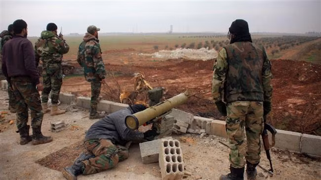 “Trước đó, lực lượng chính phủ Syria đã đập tan một cuộc tấn công của phiến quân IS ở sa mạc Badiyeh, đồng thời giành lại quyền kiểm soát thêm nhiều cứ điểm trọng yếu trong chiến dịch quân sự ở Đông Bắc Sweida những ngày qua”, nguồn tin chiến trường cho biết. Ảnh: AMN.