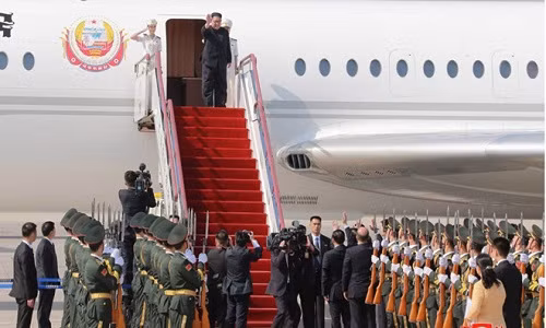 Ông Kim Jong Un đến Đại Liên, Trung Quốc, bằng chuyên cơ hôm 8/3. Ảnh: KCNA.