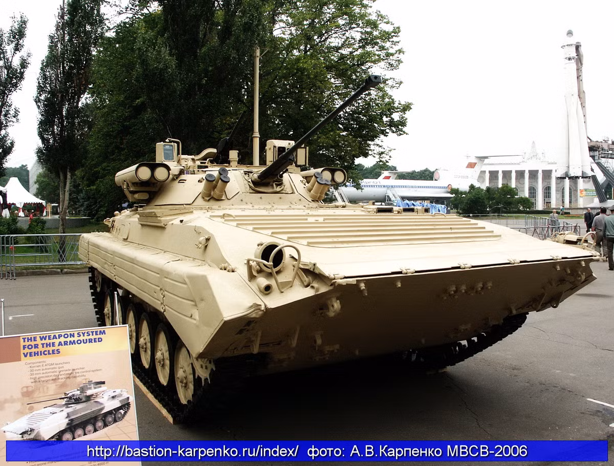 Trong phiên bản thứ nhất BMP-2M (sb4-2), khả năng bắn được cải thiện bằng cách lắp đặt thêm vũ khí bổ sung là súng phóng lựu tự động AG-17 30mm được gắn ở phía sau tháp pháo. Ảnh: bastion-karpenko.