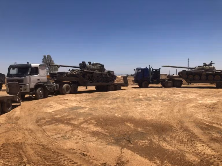 Cũng tại thị trấn Busra al-Harir mới giải phóng, trang South Front dẫn lời nhà báo Nga Eugene Poddubny cho hay, Quân đội Syria đã tịch thu 5 chiếc xe tăng các loại mà các tay súng phiến quân bỏ lại. Ảnh: SF.