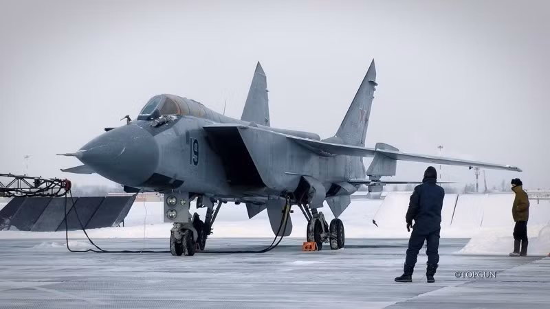 MiG-31 Foxhound là một tiêm kích đánh chặn do Liên Xô chế tạo vào những năm 1970. Đây là loại phản lực cơ thế hệ thứ tư đầu tiên của Liên Xô và có tốc độ bay nhanh nhất thế giới.