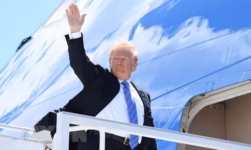 Tổng thống Mỹ Donald Trump lên chiếc Không lực 1 để khởi hành tới Singapore.