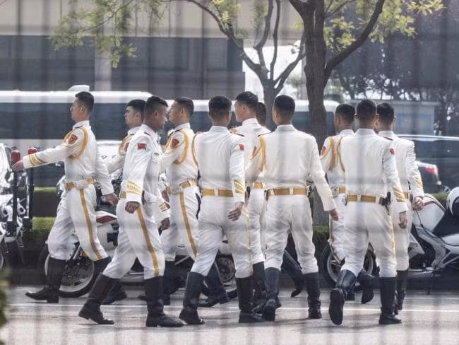 Đoàn cảnh sát lái mô tô tuần tra chờ ở cổng VIP sân bay Bắc Kinh đón nhà lãnh đạo Kim Jong-un.
