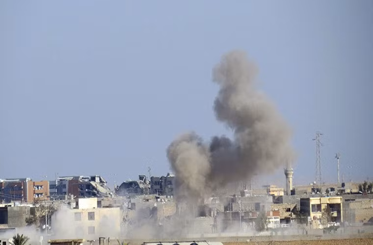Còn Sputnik dẫn lời một chỉ huy Quân đội Syria cho hay: “Các máy bay chiến đấu của liên quân do Mỹ dẫn đầu đã tấn công căn cứ của lực lượng chính phủ Damascus ở Jabal Ghurab, cách thành phố Palmyra khoảng 150 km về phía đông, gần biên giới với Iraq”. Ảnh: AP.