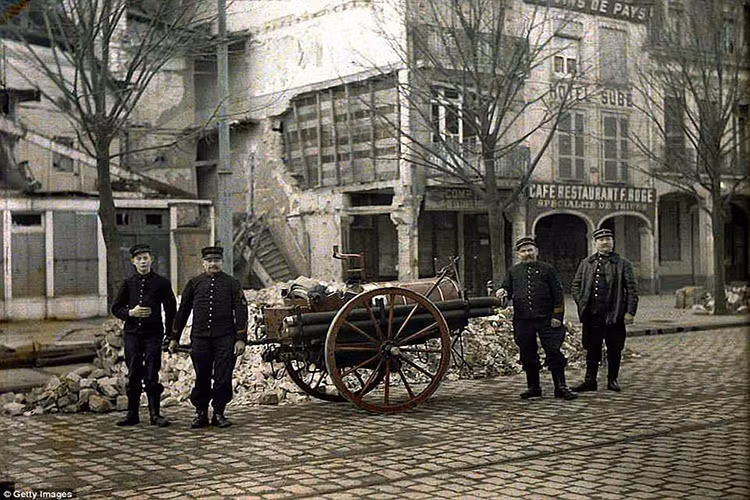Một đội lính cứu hỏa Pháp tại Reims trong năm 1917.