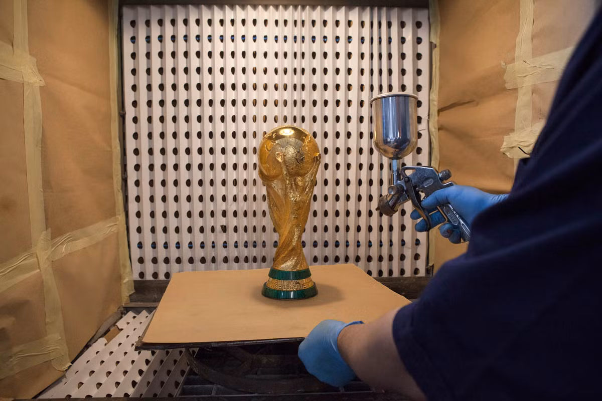 Cúp FIFA World Cup có đế cẩm thạch xanh malachite.