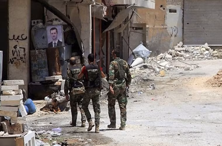 Trong diễn biến khác trên chiến trường Syria, tại tỉnh Sweida, theo hãng Fars (Iran), Quân đội Syria tiếp tục chiến dịch quân sự nhằm quét sạch các tay súng phiến quân IS ở khu Đông Badiyeh và giành lại quyền kiểm soát nhiều cứ điểm cách Khirbet al-Habariyeh 5 km về phía đông. Ảnh: FNA.