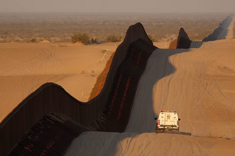 Với Đạo luật Hàng rào An toàn năm 2006, Mỹ bắt đầu xây dựng thêm nhiều hàng rào thép ở dọc biên giới với Mexico.