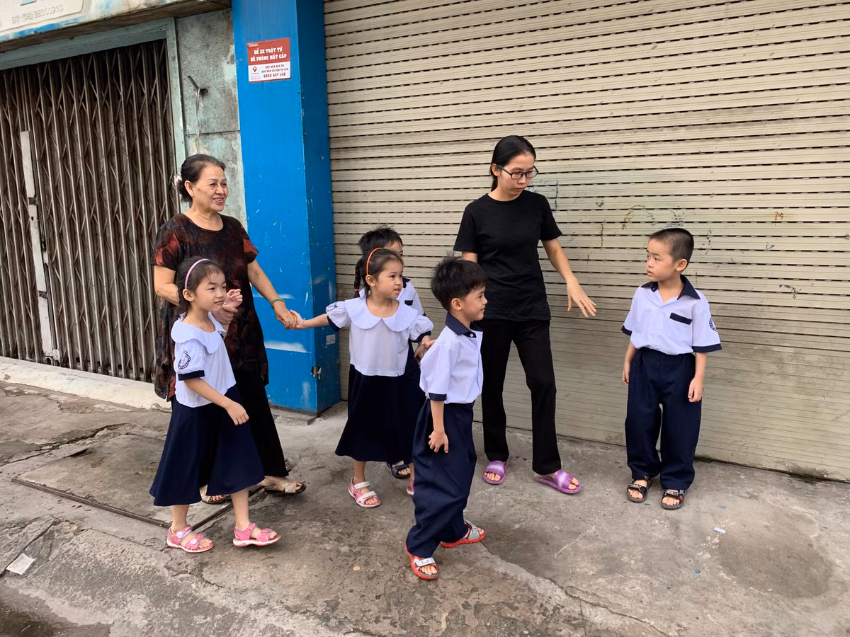 Các bé trong ca sinh 5 đầu tiên ở Việt Nam hôm nay vào lớp 1.