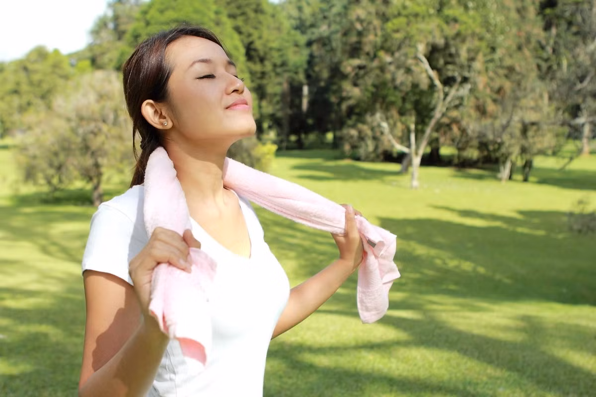 Bạn nên tắm rửa, thay quần áo thường xuyên, sử dụng quần áo rộng rãi, chất liệu thấm hút mồ hôi để giảm thiểu tình trạng ra mồ hôi dưới cánh tay. (Nguồn Hellobacsi)