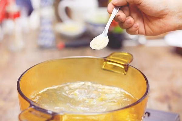 Nêm nhiều gia vị vào cháo. Các chuyên gia dinh dưỡng khuyên trẻ dưới 1 tuổi không nên ăn nhiều muối bởi lúc này thận của con còn non nớt, việc ăn muối sẽ khiến dễ dẫn tới các bệnh như huyết áp, đau tim và khiến các ciw ian trong cơ thể bé yếu đi. Ảnh: Bibomart.