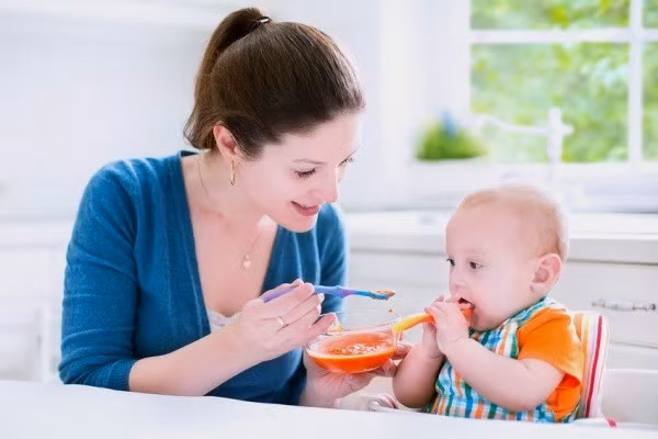 Chiều con theo sở thích. Chắc chắn trẻ nào cũng có một sở thích riêng, bé thích ăn thịt bé lại ưa ăn rau. Nếu như mẹ chỉ cho bé ăn một món ngày qua ngày có thể gây hiện tượng mất cân bằng dinh dưỡng trong cơ thể và khiến sự phát triển của bé cũng không đồng đều. Ảnh: Congai9.