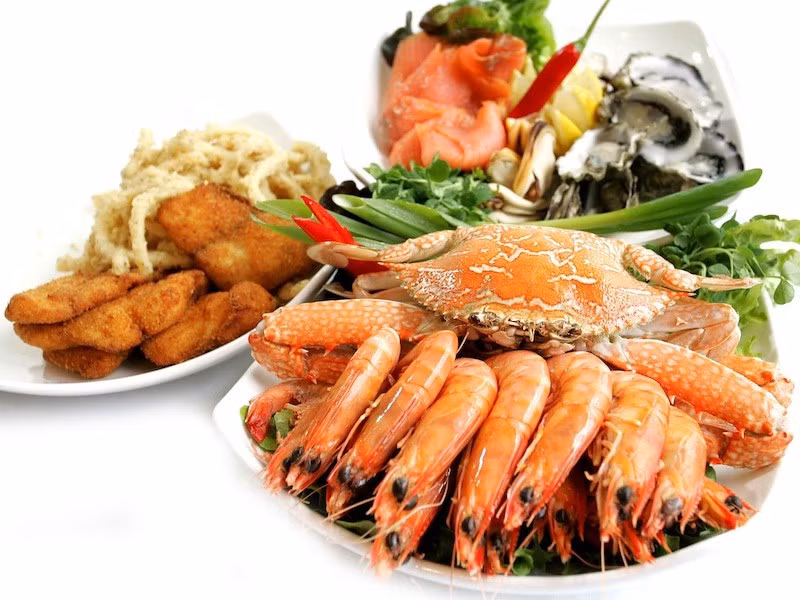 Cho con ăn quá nhiều đạm. Với trẻ từ 7 đến 12 tháng tuổi, mỗi bữa mẹ có thể cho con ăn 20 - 30 g thịt hải sản, chia thành 3 hoặc 4 bữa một tuần. Không nên cho con ăn quá nhiều, tuy rằng đạm rất cần cho cơ thể nhưng nó cũng là loại khó tiêu và dễ gây táo bón. Ảnh: Skđs.