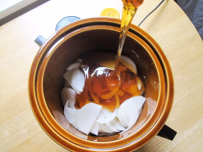 Hành tây. Chứa nhiều vitamin E và tinh dầu có thể làm mờ nám hiệu quả. Bạn có thể dùng củ hành thái nhỏ và thêm chút nước sôi đun cho đến khi hành chuyển sang màu nâu vàng hơi sệt thì tắt bếp. Khi nguội thêm thìa mật ong khuấy đều và dùng nước này thoa lên vùng nám da. Ảnh: Chuyenkhoataimuihong.