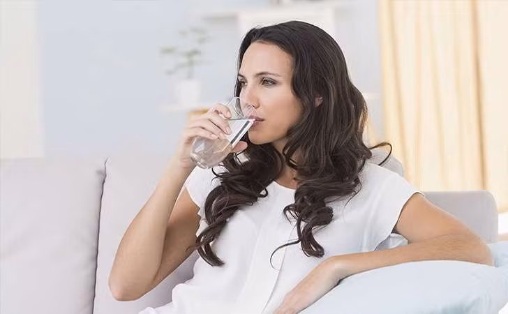 Hơn nữa, uống nhiều nước một lúc có thể gây ra loãng máu, khiến đổ mồ hôi nhiều dẫn đến một số khoáng chất cần thiết bị mất đi. (Nguồn Lifescript)