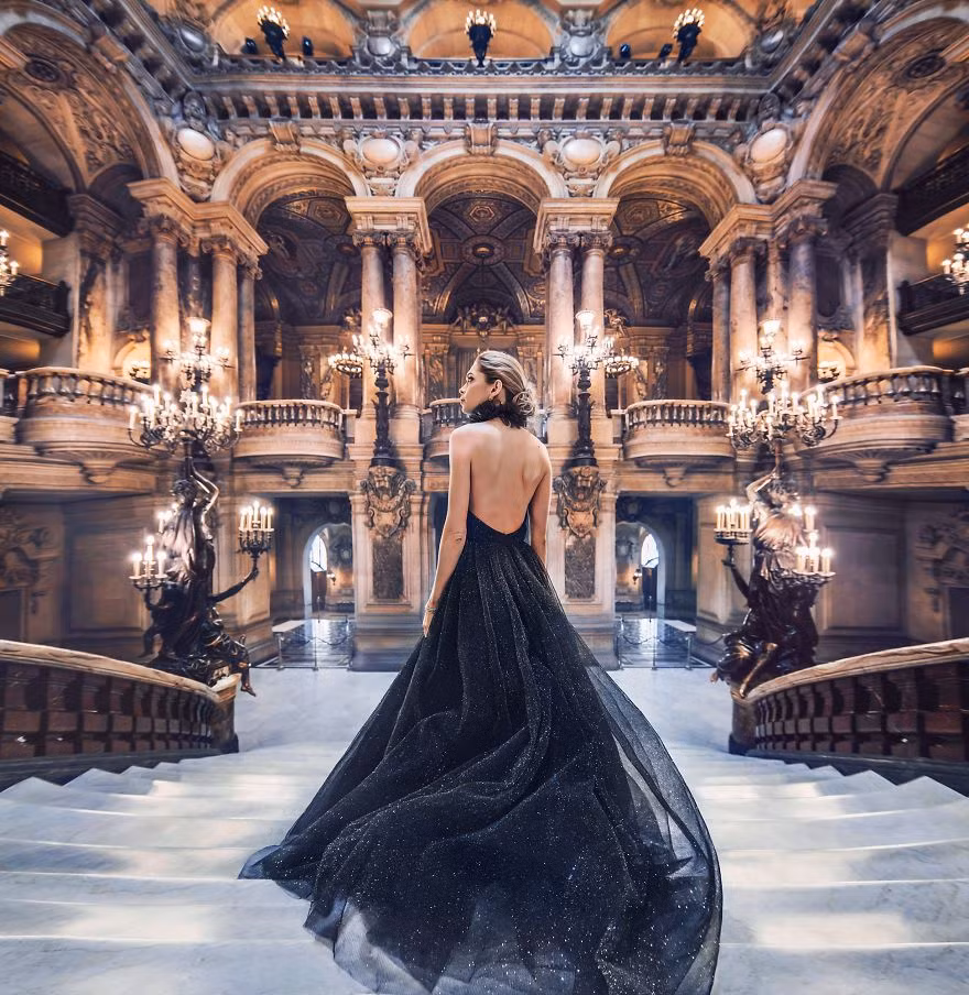 Nhà hát Lớn Opéra de Paris tại thủ đô Paris, Pháp là địa điểm thứ ba cô thực hiện bộ ảnh nghệ thuật này. Ở đây, mẫu ảnh đã diện chiếc váy kim sa màu trầm tông xuyệt tông với cảnh sắc xung quanh.