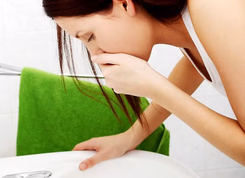 Cảm giác buồn nôn cũng xuất hiện khi bị u nang buồng trứng khiến nhiều người nhầm tưởng mình đã thụ thai. (Nguồn Migrin)