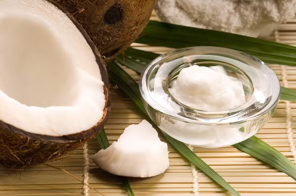 Bạn có thể thay thế đường nâu bằng dầu dừa cũng giúp làm sạch cao răng. Bạn chỉ cần lấy một miếng bông gòn có dầu dừa và chà xát lên răng, sau đó đánh răng lại như bình thường. (Nguồn Minhlacongai)
