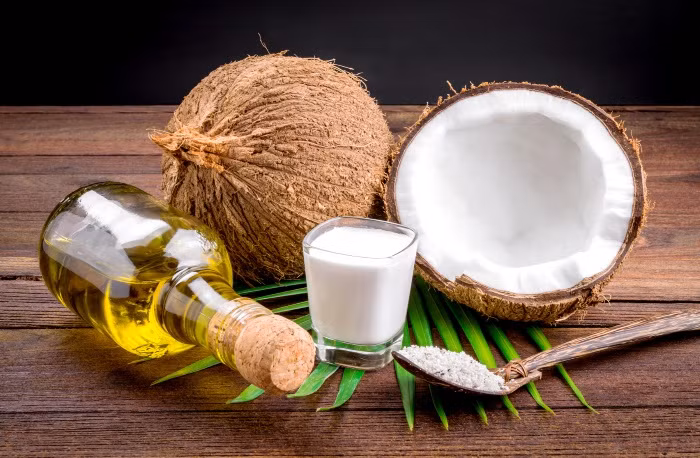 Dầu dừa chứa các axit béo và có tác dụng dưỡng ẩm. Vì vậy bạn có thể sử dụng dầu dừa kích thích lông mày mọc dày hơn. (Nguồn Well-beingsecrets)
