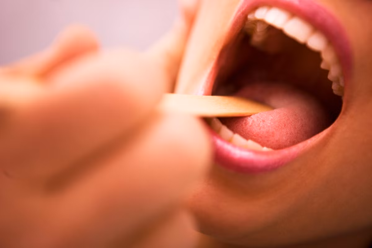 Bên cạnh đó, người bị ung thư vòm họng có thể cảm thấy cổ họng của họ thô ráp và có sự thay đổi trong giọng nói. (Nguồn Kenh14)