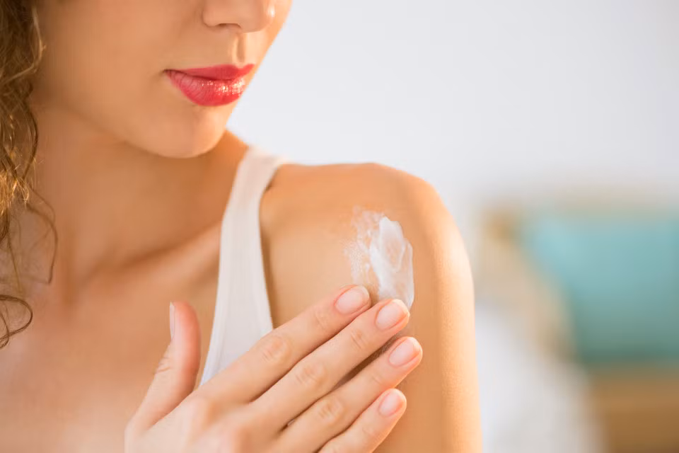 Do vậy, nếu có các hoạt động vui chơi ngoài trời, bạn hãy thoa kem chống nắng có chỉ số SPF ít nhất 30 và thoa lại 2 giờ đồng hồ mỗi lần. Đồng thời bổ sung nước cho cơ thể và hạn chế ra ngoài vào lúc 10-14h bởi đây là thời điểm tia cực tím độc hại nhất trong ngày. Ảnh: The Sun.